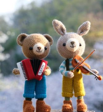 amigurumi conejos montaña